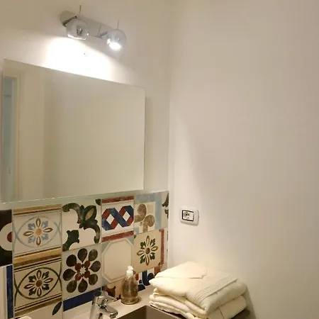 A Due Passi Dal Centro & Parcheggio Gratuito דירה
